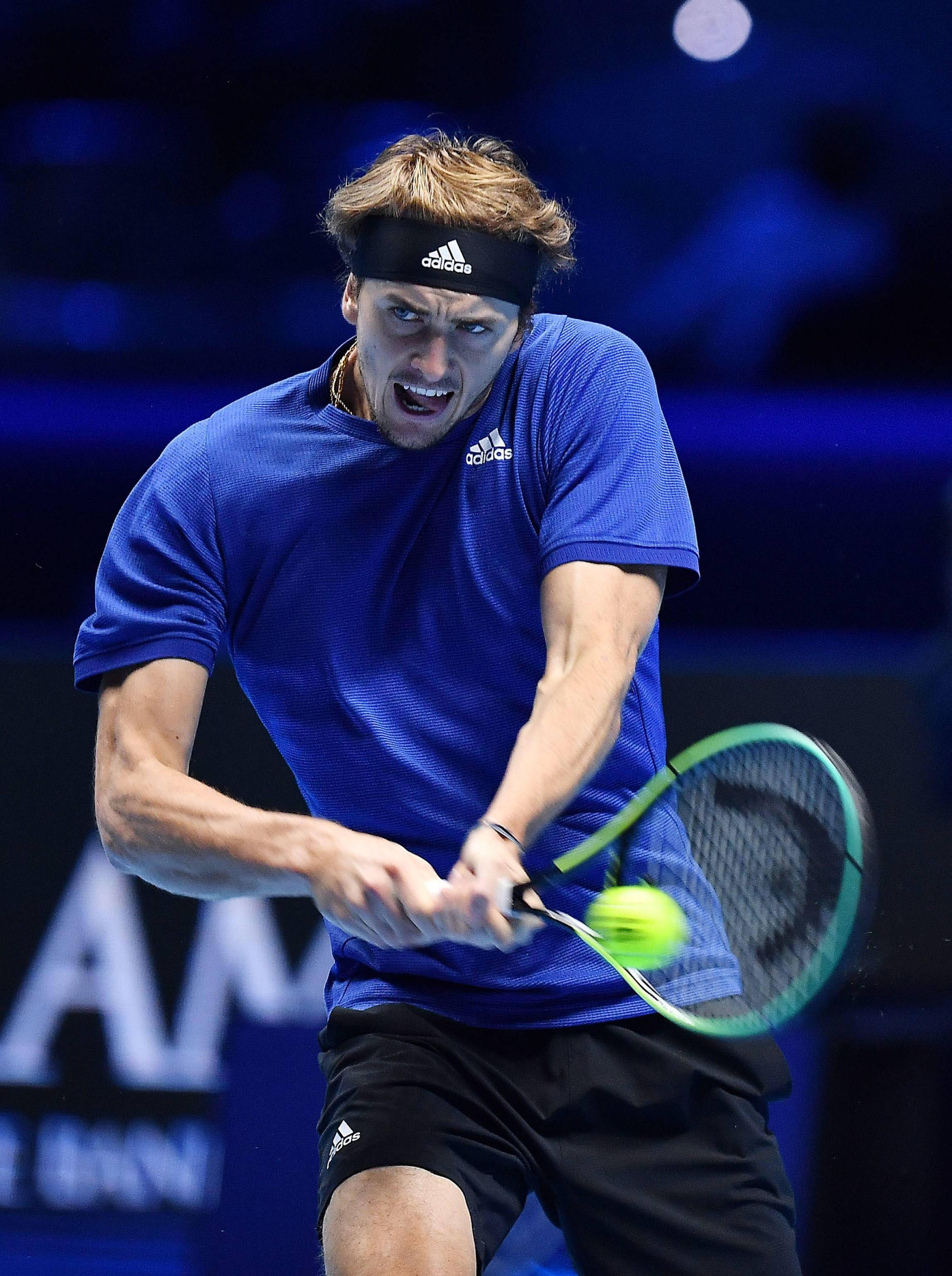 世界网球队鏖战英国网球队,兹维列夫三分雨点燃全场 世界网球队鏖战英国网球队,兹维列夫三分雨点燃全场