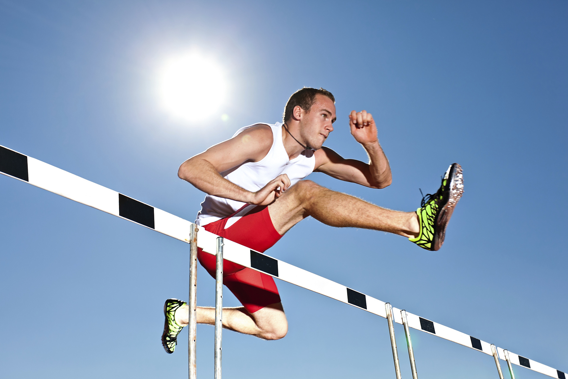 球场上飞奔的身影,展现爆发力 球场上飞奔的身影,展现爆发力