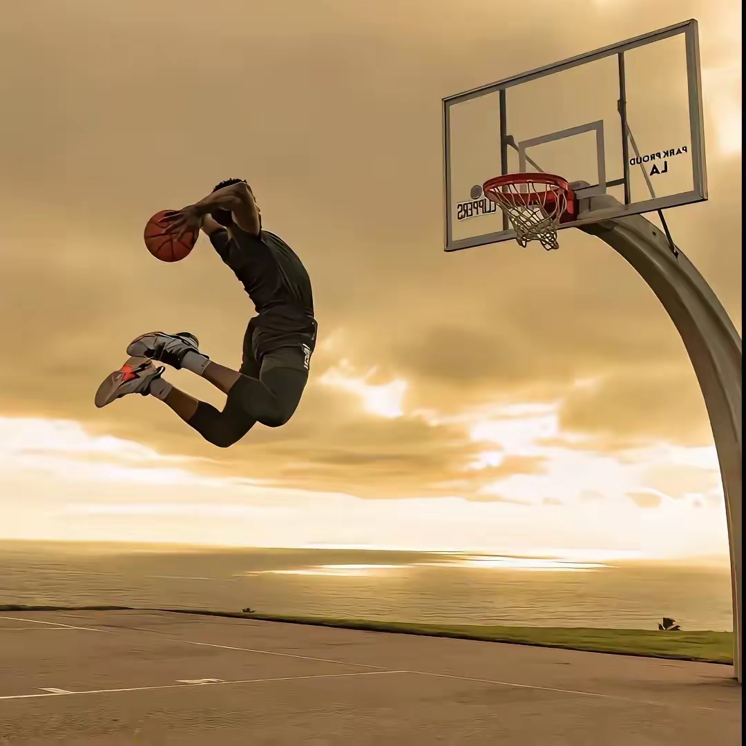 球场上飞奔的身影,展现爆发力 球场上飞奔的身影,展现爆发力